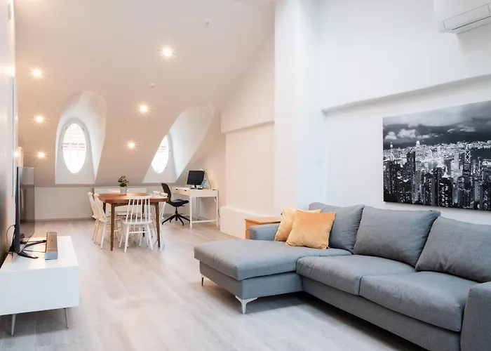 Elegant Penthouse Loft - Center
